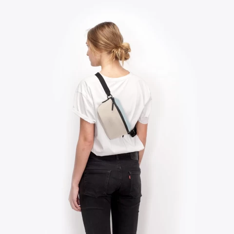 Geantă crossbody Ucon Acrobatics Jona Medium, albastru-nisip