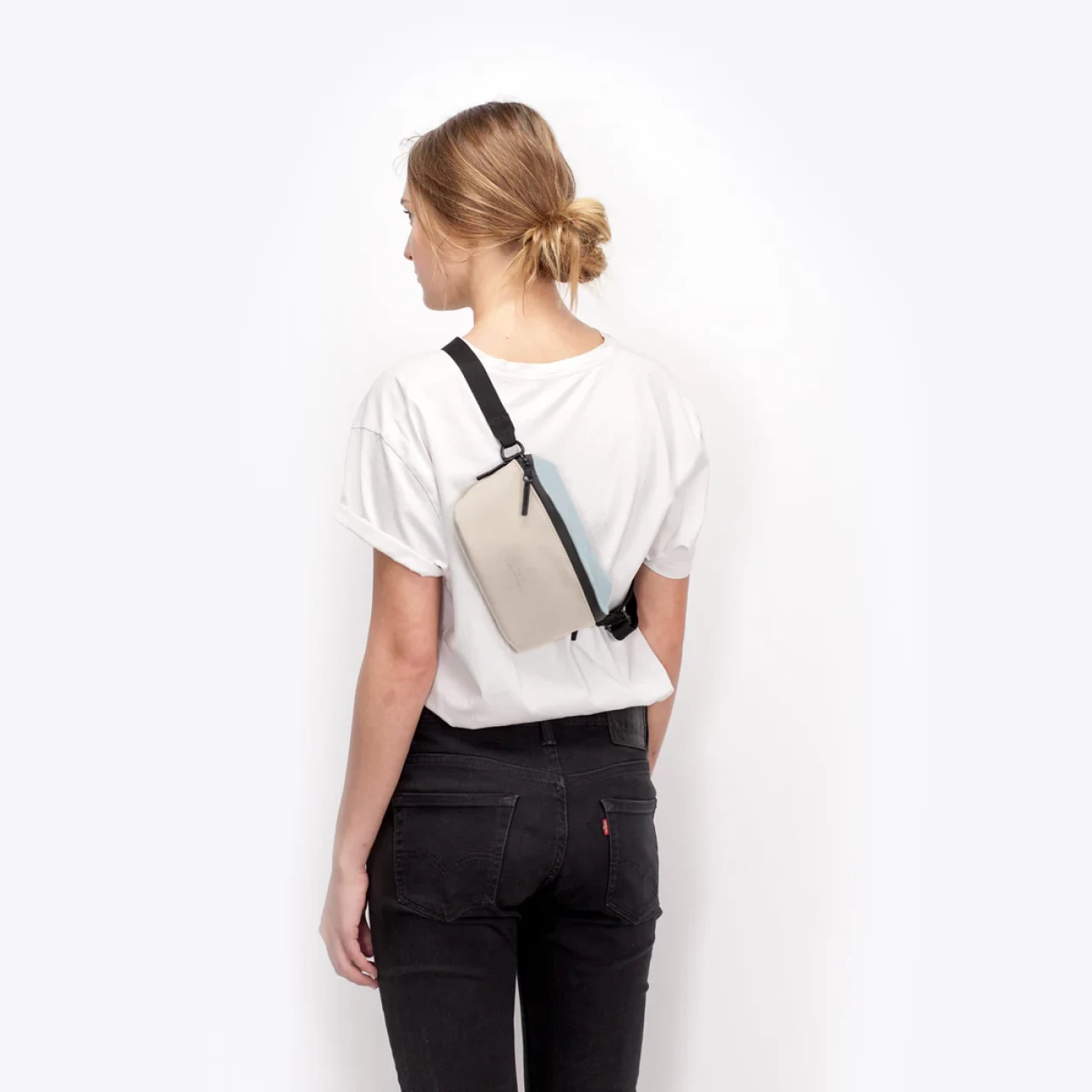 Geantă crossbody Ucon Acrobatics Jona Medium, albastru-nisip